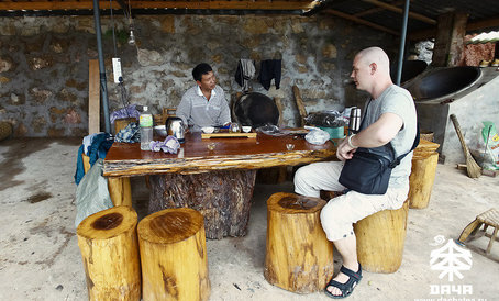 Пробуем чай в одном чайном хозяйстве, хозяин рассказывает о проблемах Юньнаньского села